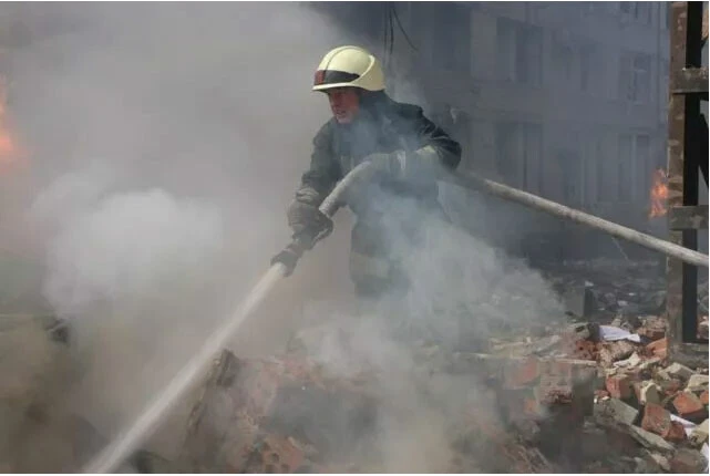 Sirenler çaldı halk sığınaklara indi Kiev vuruldu! Gökyüzünü dumanlar kapladı