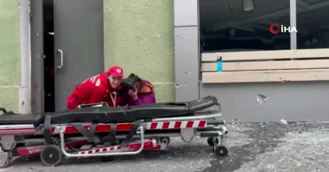 İlk yardım ekibi çatışmaların ortasında kaldı! Biri yaralıyı hiç yalnız bırakmadı