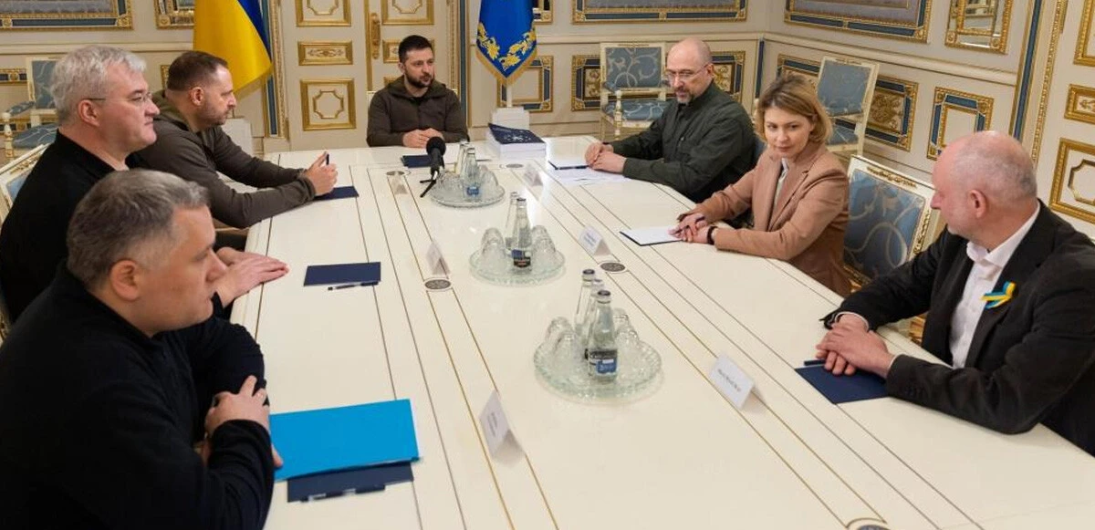 Zelenskiy, AB üyeliğine aday statüsü sağlayacak anketi teslim etti