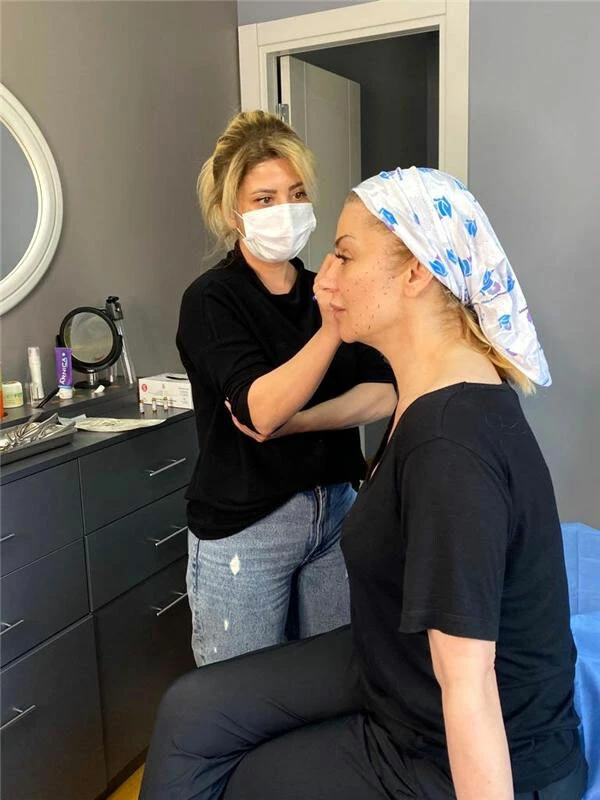 Songül Karlı değişimiyle yine olay! Seda Sayan'ın yolundan gitti 20 yaş gençleşti