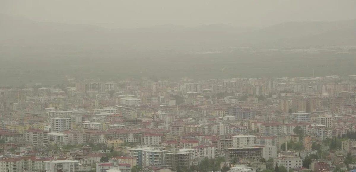 Çöl tozu Türkiye'ye ulaştı! Valiliklerden uyarılar peş peşe geldi: Dışarıya çıkmayın