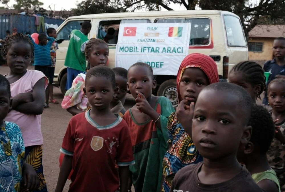 Gine'de her gün 3 bin ihtiyaç sahibinin yüzü gülüyor