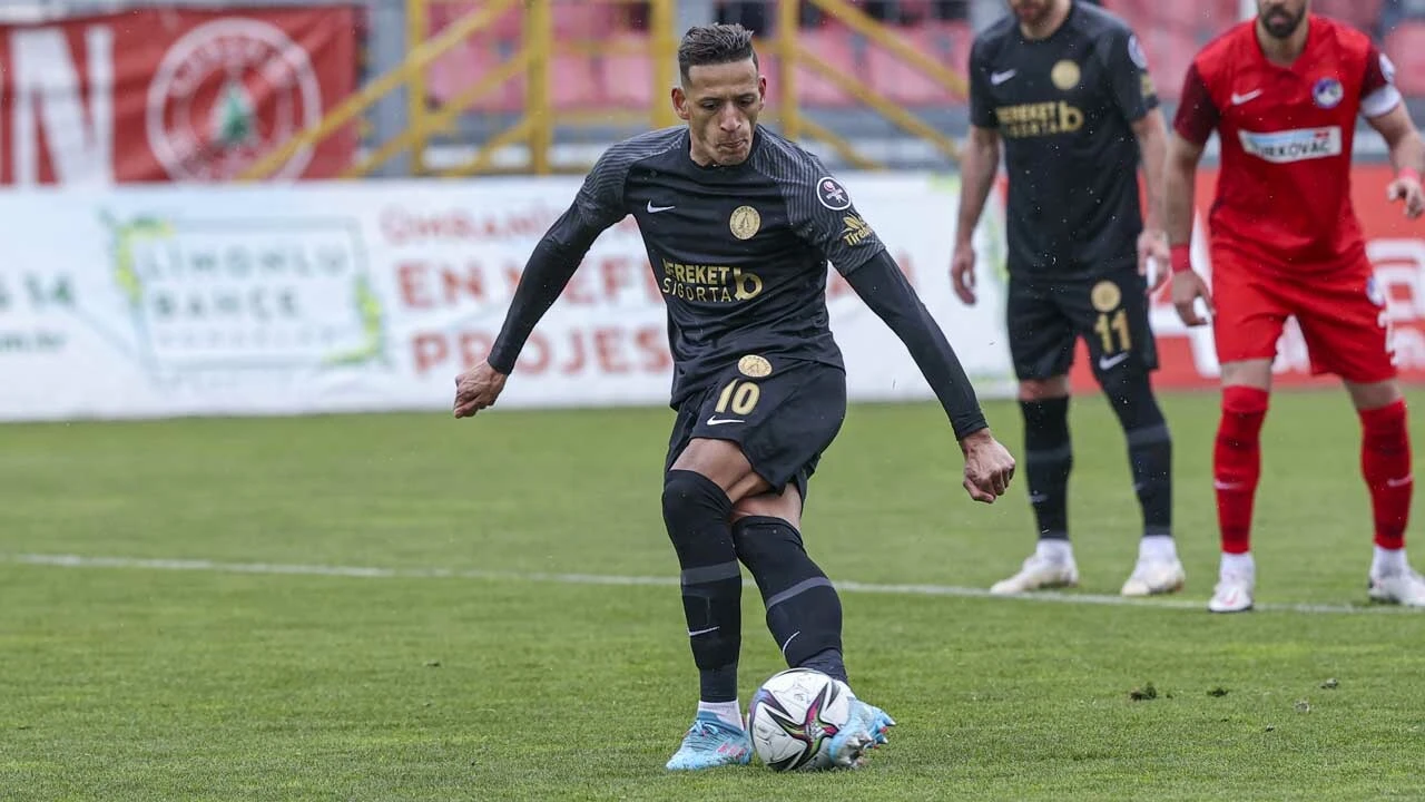 1. Lig maçında ilginç penaltı: Halı sahada atsa dayak yer!