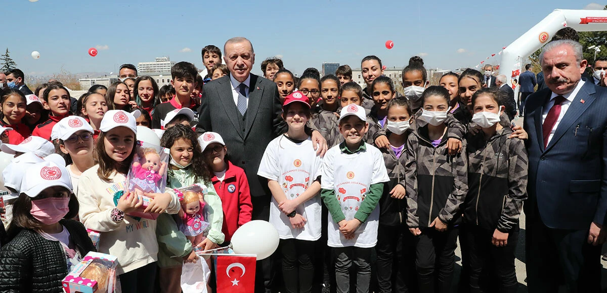 Cumhurbaşkanı Erdoğan çocuklar ile görüştü: Gülümseten ‘sigara’ muhabbeti