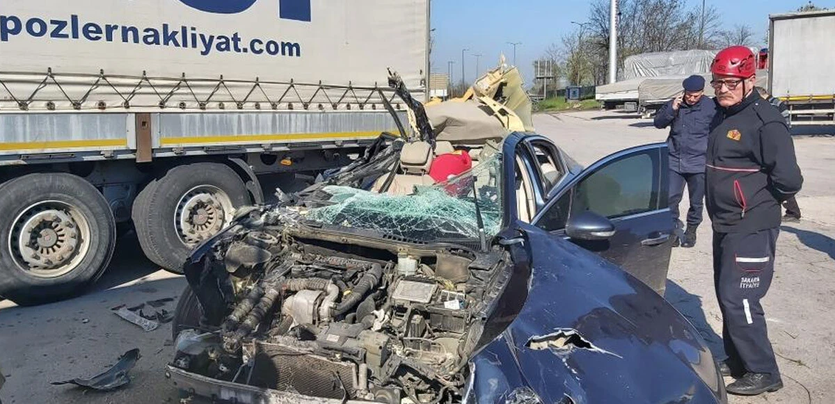TEM’de feci kaza! Tıra ok gibi saplanan otomobilden yaralı kurtuldular