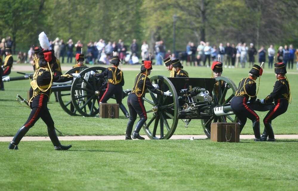 Kraliçe Elizabeth'in 96. yaş gününe özel 91 pare top atışı