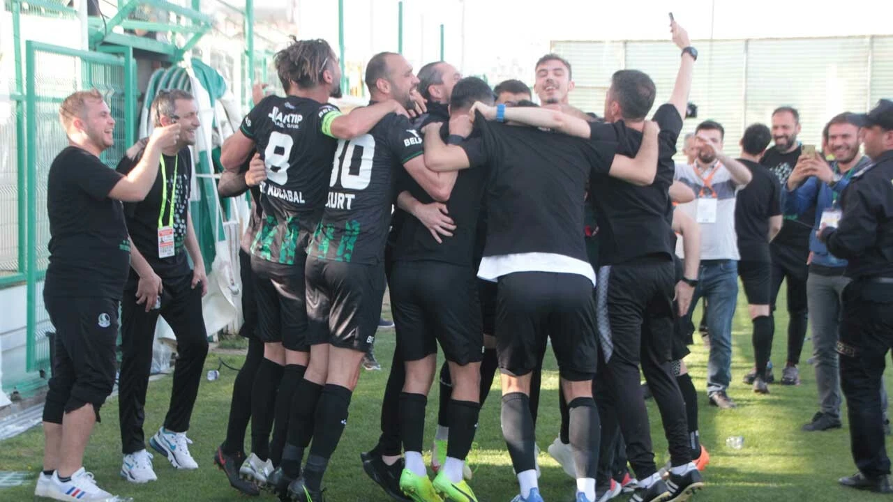 Sakaryaspor Spor Toto 1.Lig'e yükseldi!