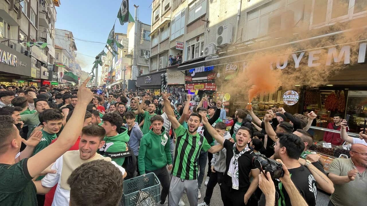 Sakaryaspor Spor Toto 1.Lig'e yükseldi!