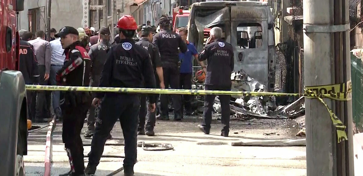 Bursa'da düşen uçağın kanadı eve çarptı: Ev sahibi şoke oldu