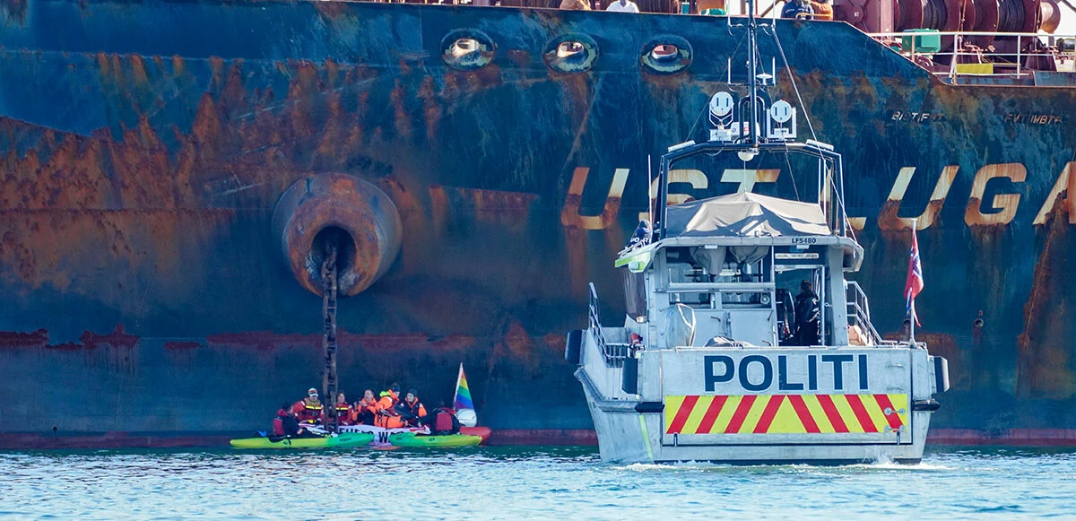 Rus tankerine kendilerini zincirlediler