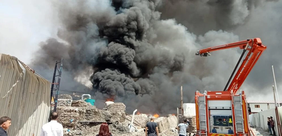 Geri dönüşüm tesisinde büyük yangın