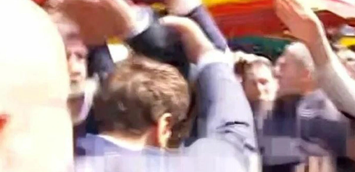 Macron domates saldırısına uğradı! Bu sefer hedef tutmadı