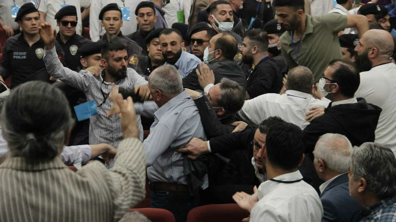 Altay genel kurulunda yumruklar konuştu!