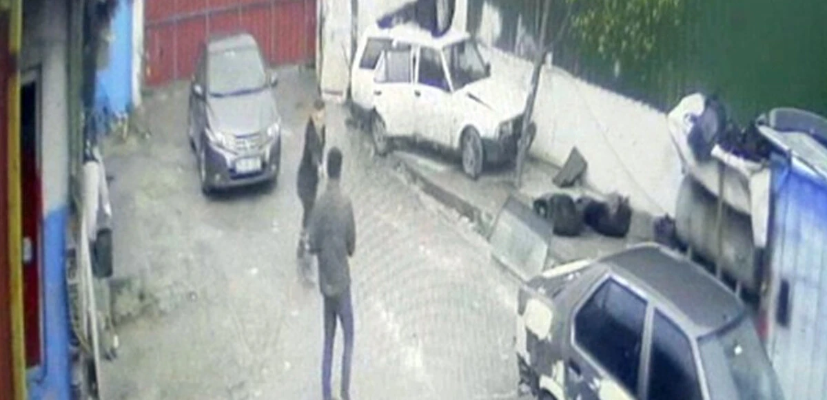 Üzerine yürüyen arkadaşının bacağına sıktı! Korku dolu anlar kamerada