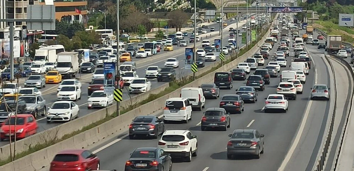 Bayram tatili için yola çıkanlar trafiği kilitledi