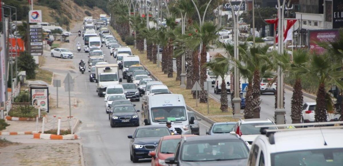 Bayram tatili için yola çıkanlar trafiği kilitledi