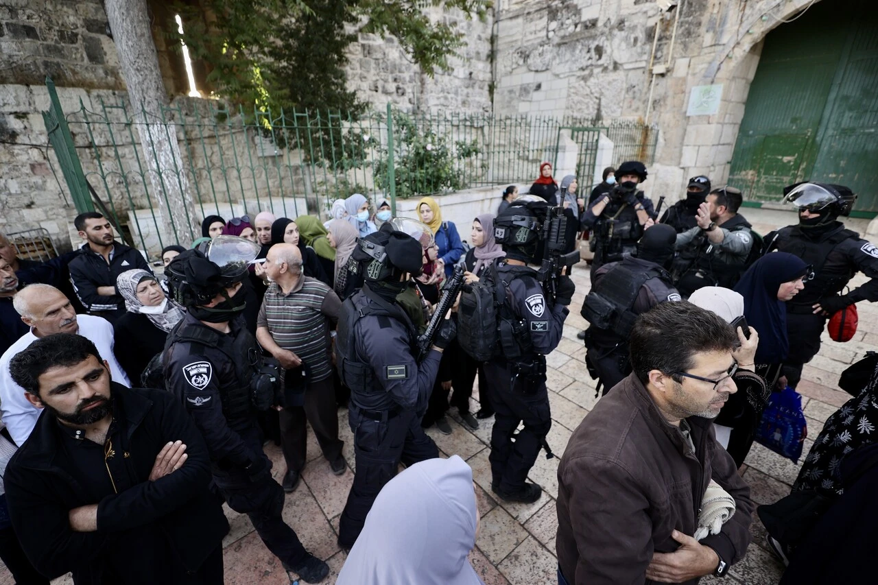 Sabah namazının ardından Mescid-i Aksa'ya baskın: 42 yaralı