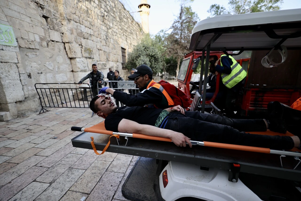 Sabah namazının ardından Mescid-i Aksa'ya baskın: 42 yaralı