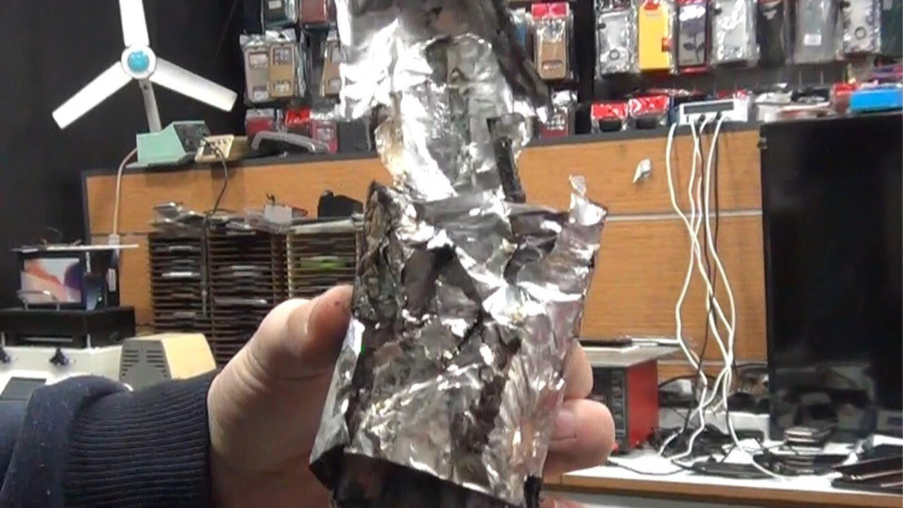 Patlayan cep telefonu alev topuna döndü (video)