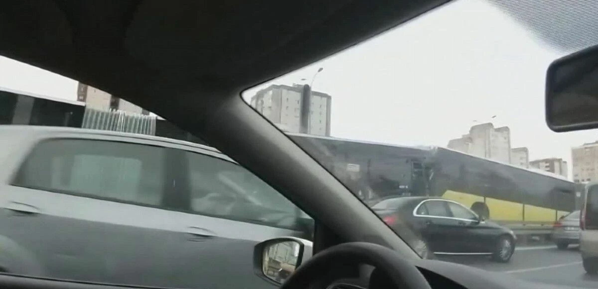 Son dakika! Metrobüsler kafa kafaya çarpıştı!