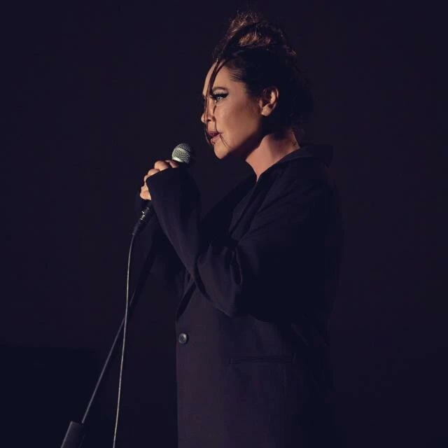 Hülya Avşar sahalara geri döndü! 'Sen Aşk Mısın' şarkısı yayımlandı