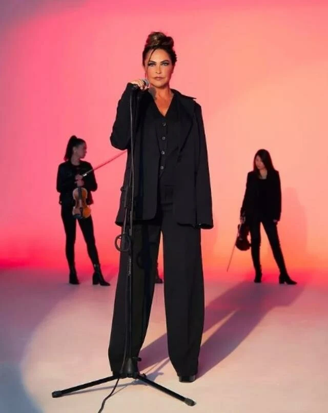 Hülya Avşar sahalara geri döndü! 'Sen Aşk Mısın' şarkısı yayımlandı