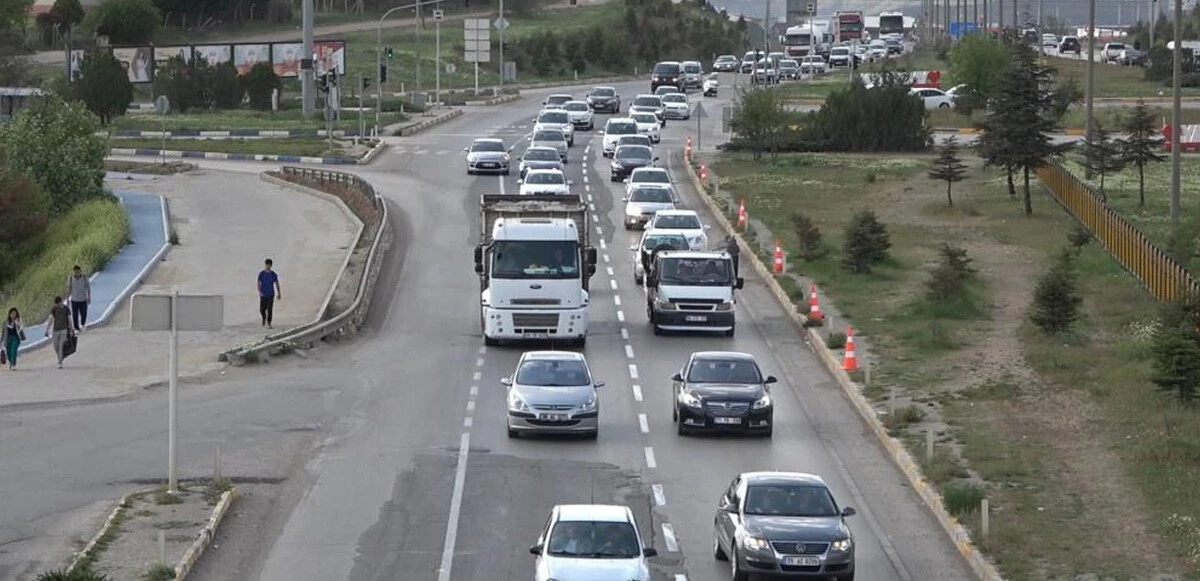 Bayram tatili için yola çıkanlar trafiği kilitledi