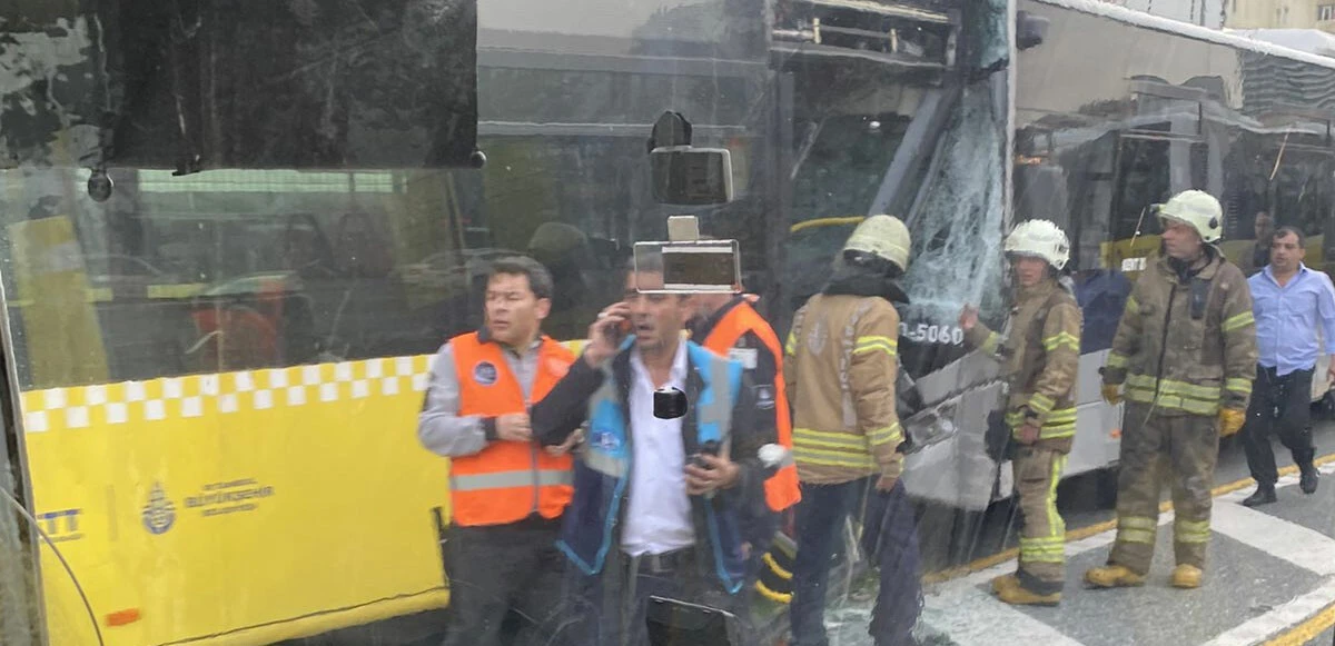 Son dakika! Metrobüsler kafa kafaya çarpıştı!