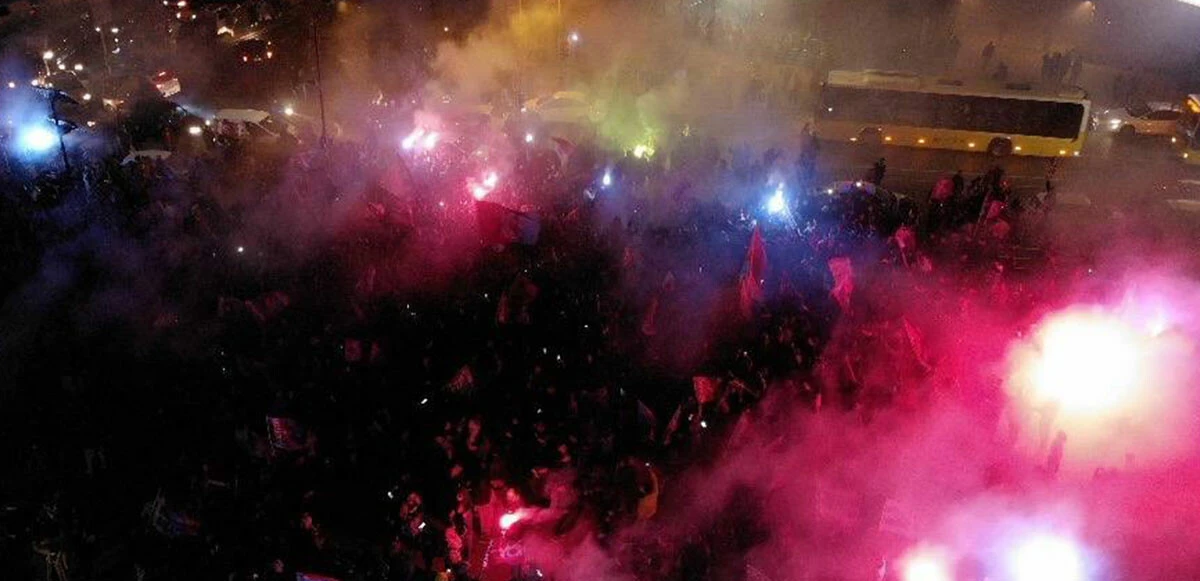 Trabzonspor ile Fenerbahçe taraftarı arasında gerilim: Bağdat Caddesi’nde bayrağa izin vermediler