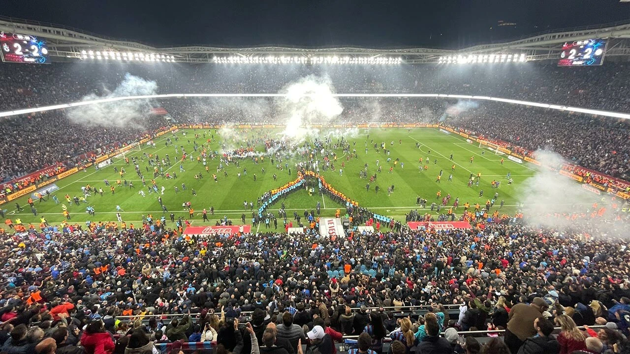 Trabzonspor-Antalyaspor maçına damga vuran an: Taraftarlar maç bitmeden sahaya daldı