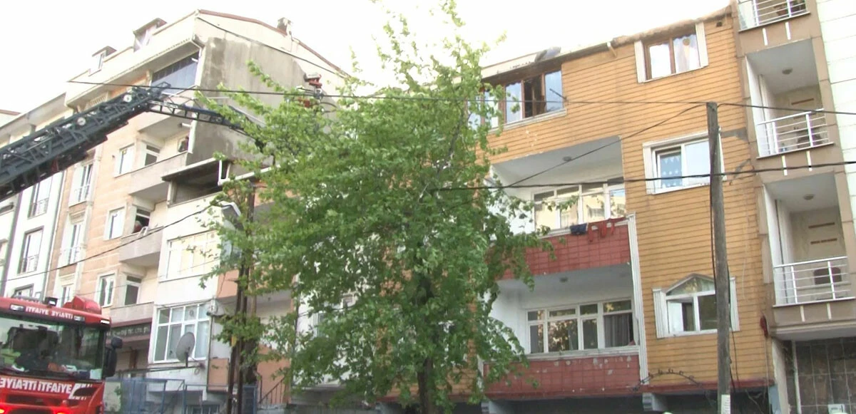 Esenyurt’ta 3 katlı binanın çatısında yangın: Cep telefonu ile görüntülendi