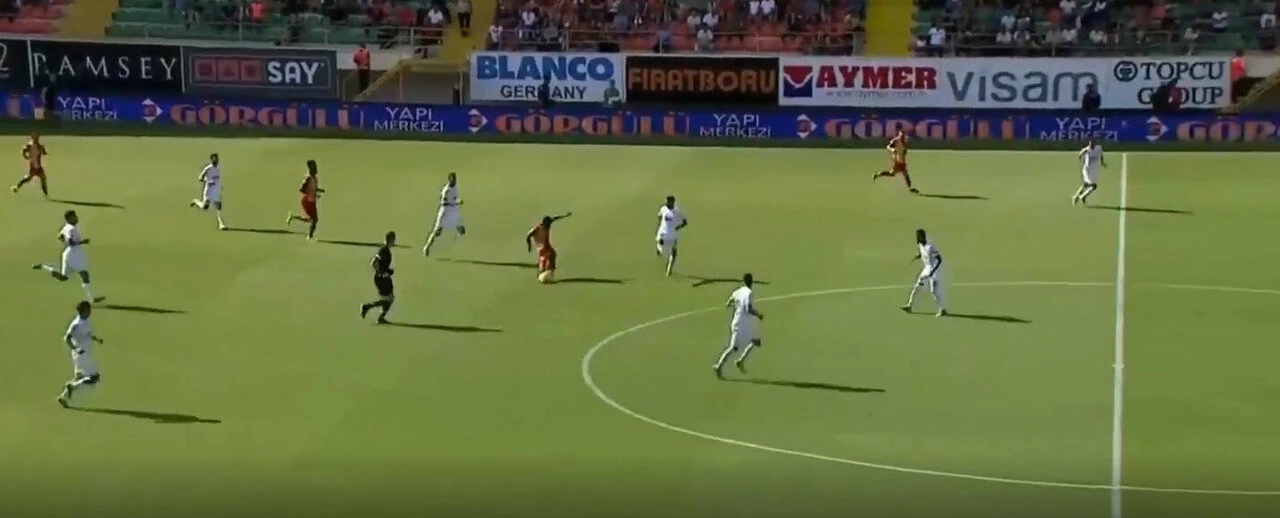 Süper Lig'de inanılmaz gol: Orta sahanın gerisinden attı!