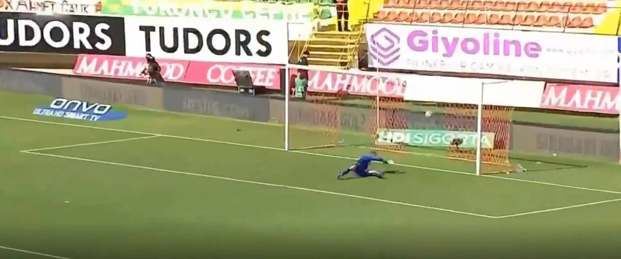 Süper Lig'de inanılmaz gol: Orta sahanın gerisinden attı!