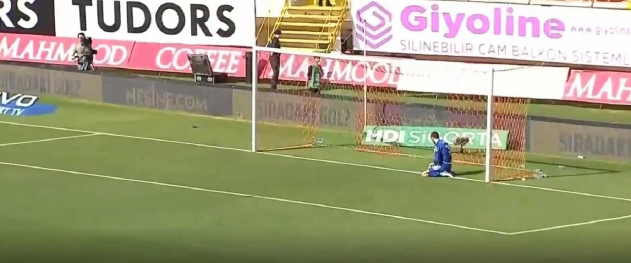 Süper Lig'de inanılmaz gol: Orta sahanın gerisinden attı!