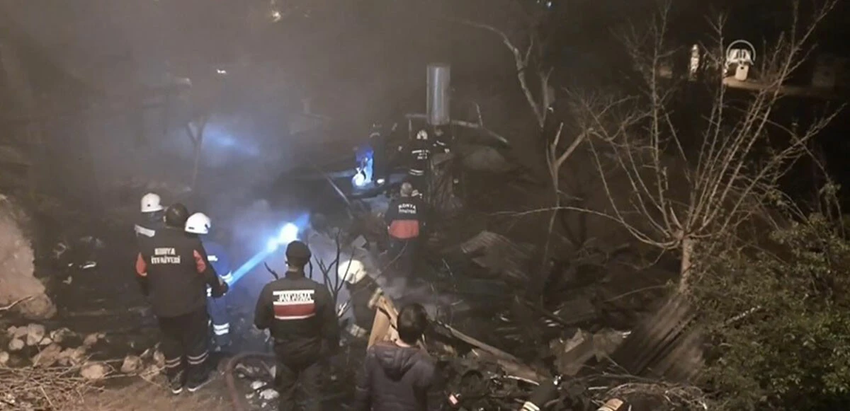 Yangın çıkan evin çatısı çöktü: Anne ve engelli oğlu enkaz altında kaldı