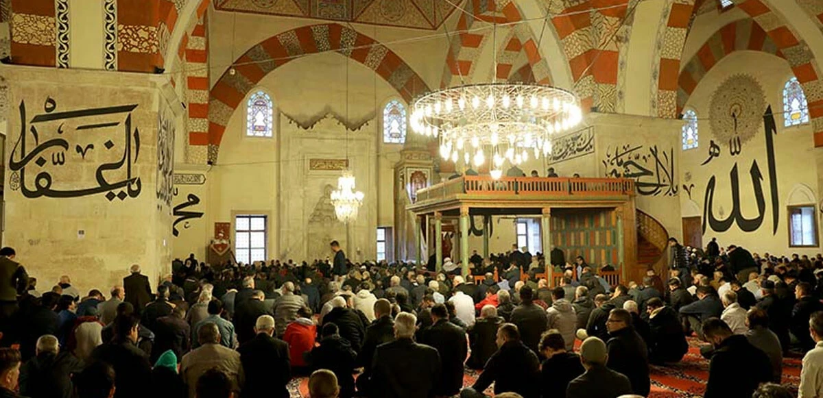 Camiler bayram namazında doldu taştı: Eller duaya açıldı
