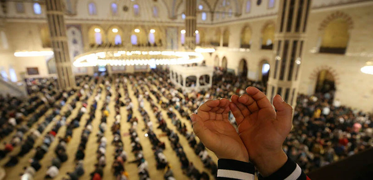 Camiler bayram namazında doldu taştı: Eller duaya açıldı