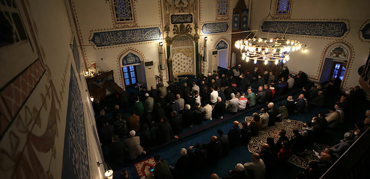 Camiler bayram namazında doldu taştı: Eller duaya açıldı