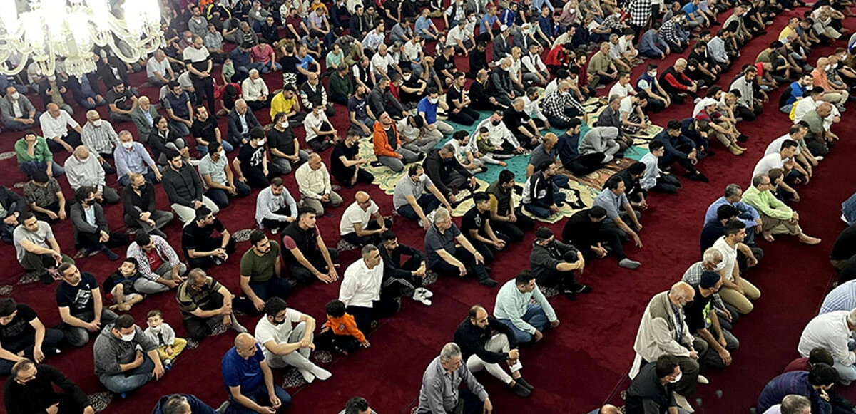 Camiler bayram namazında doldu taştı: Eller duaya açıldı
