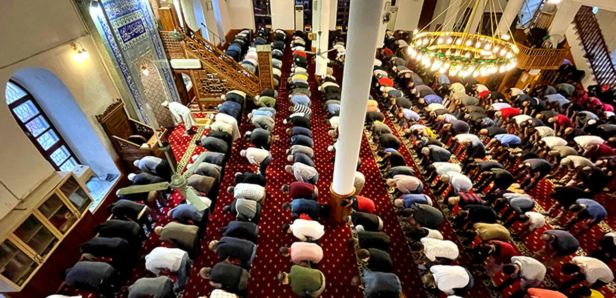 Camiler bayram namazında doldu taştı: Eller duaya açıldı