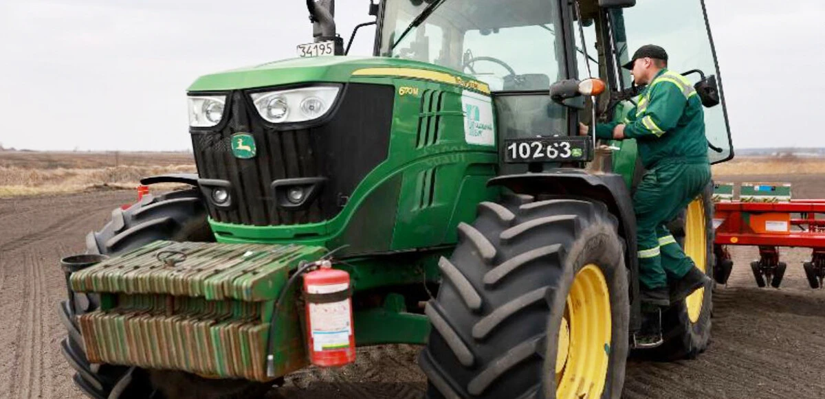 Rus askerlerinden 'organize işler'' 80 milyon liralık tarım aracını yağmaladılar