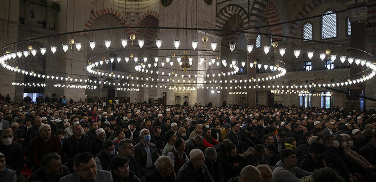 Camiler bayram namazında doldu taştı: Eller duaya açıldı