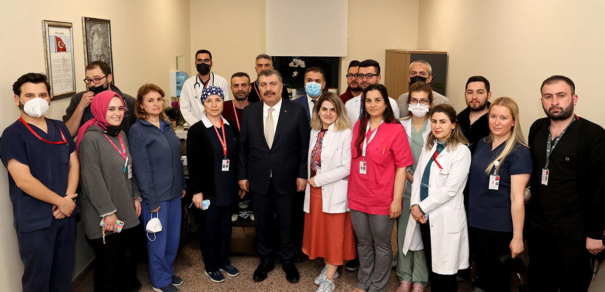 Bakan Koca'dan hastalara ve sağlık çalışanlarına sürpriz ziyaret: Şaşkınlıklarını gizleyemediler