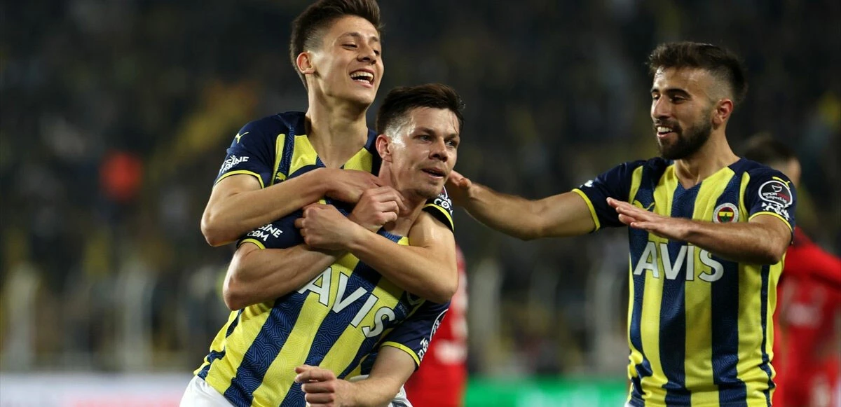 Fenerbahçe'de büyük ikilem: Kalmalı mı gitmeli mi?