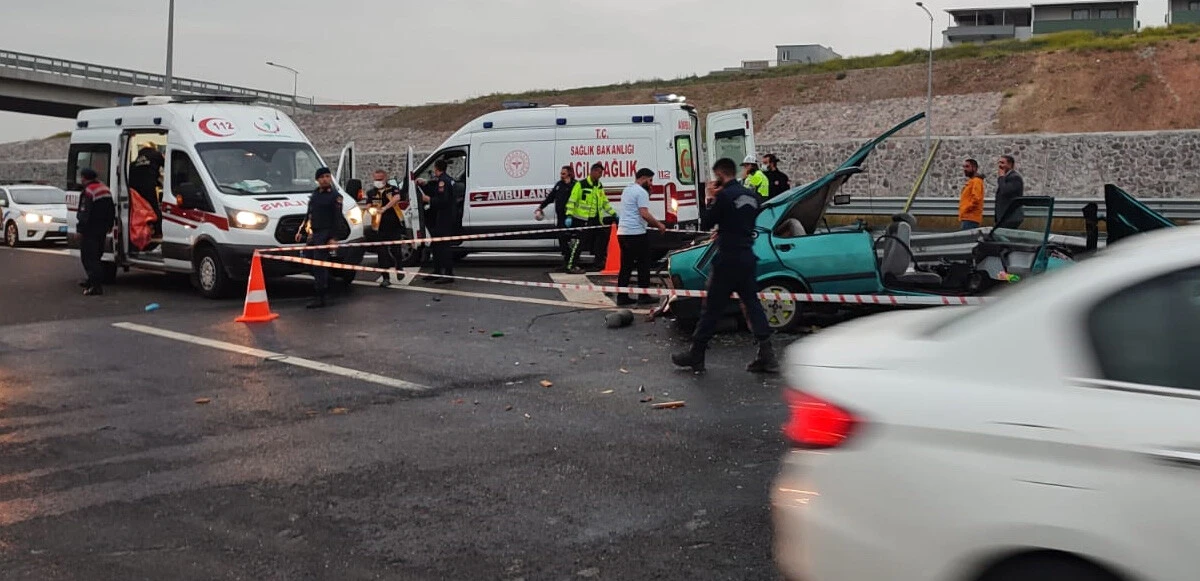 Kontrolden çıkan otomobil refüje çarptı: 2 ölü, 3 yaralı