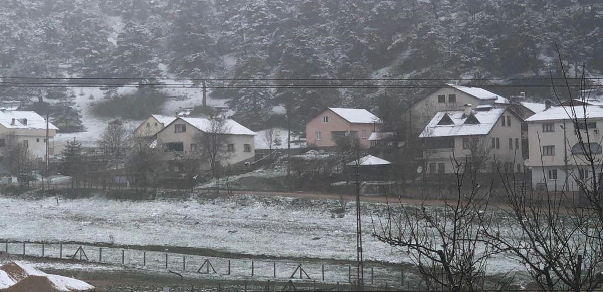 Ardahan'da lapa lapa yağan kar, kışı aratmadı