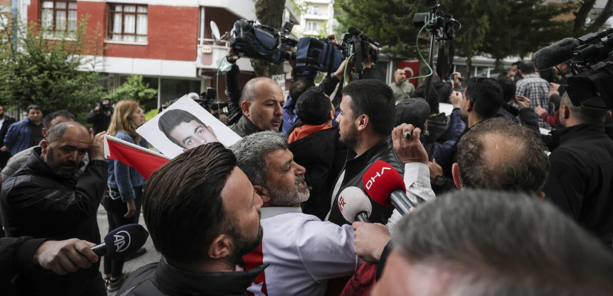 Diyarbakır anneleri HDP Genel Merkezi’ne siyah çelenk bıraktı