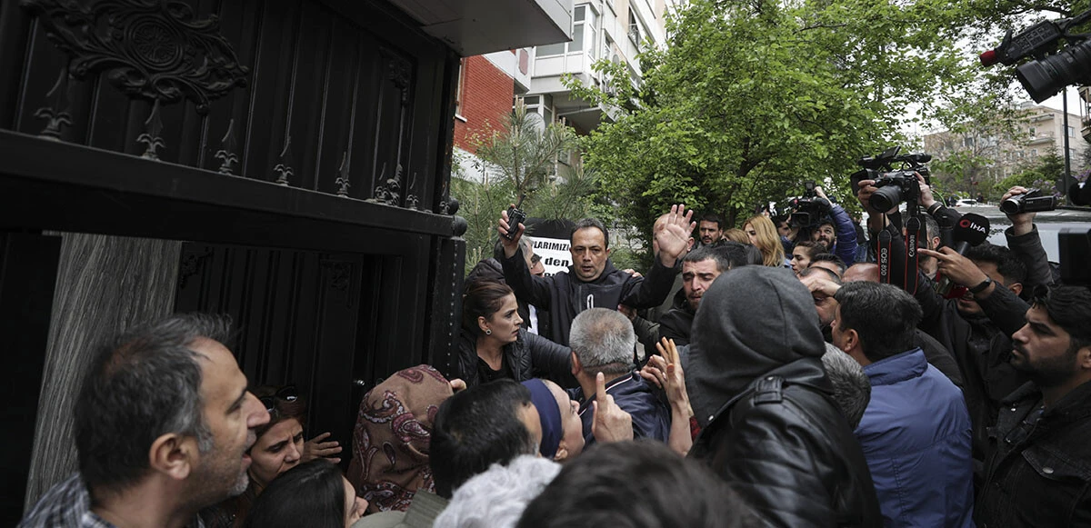 Diyarbakır anneleri HDP Genel Merkezi’ne siyah çelenk bıraktı