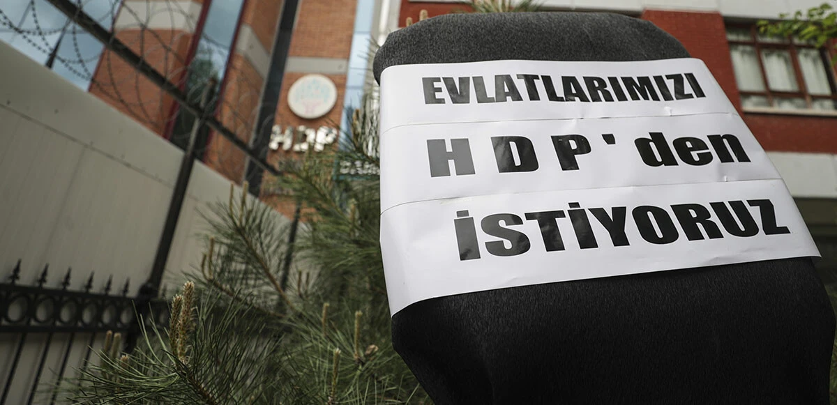 Diyarbakır anneleri HDP Genel Merkezi’ne siyah çelenk bıraktı