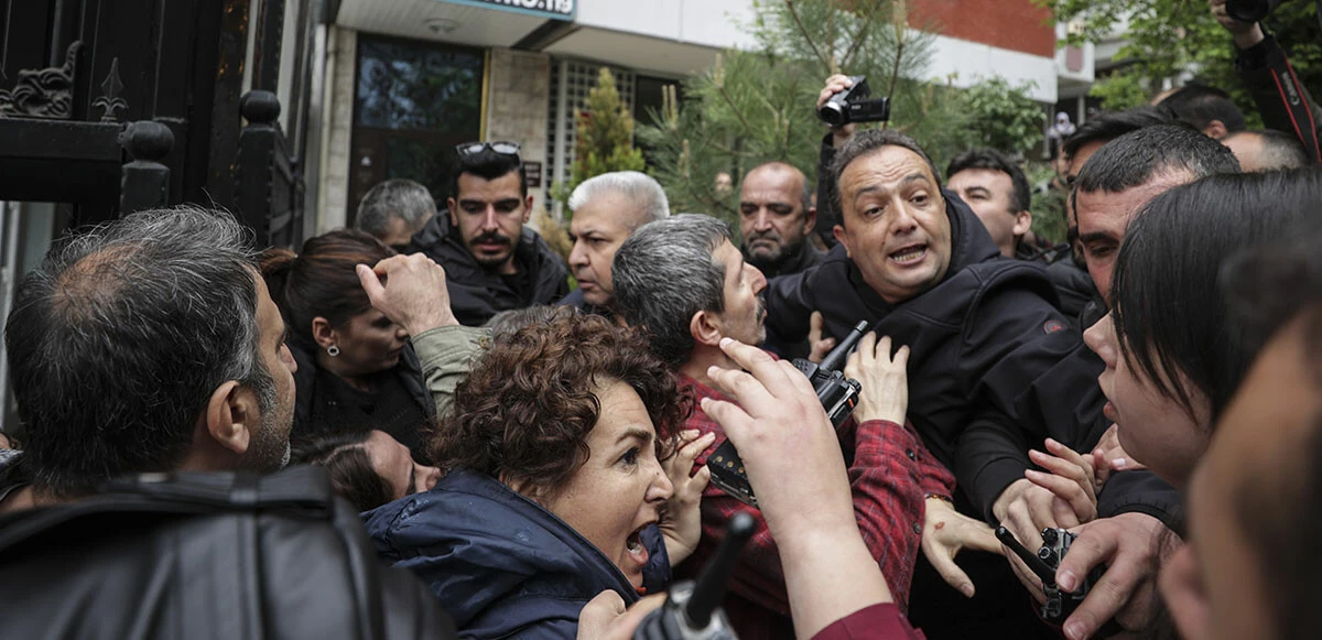 Diyarbakır anneleri HDP Genel Merkezi’ne siyah çelenk bıraktı